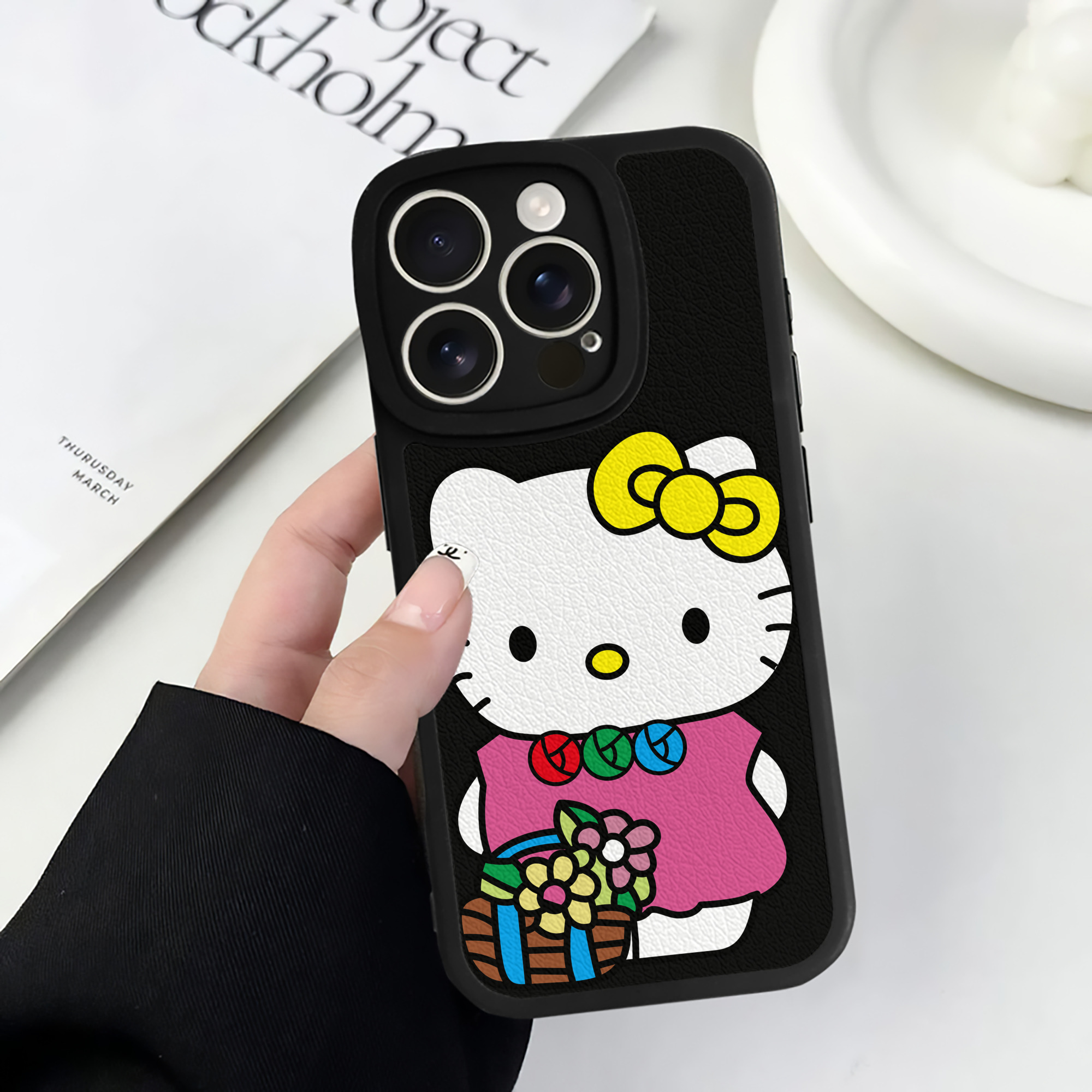 （画像用） Hello Kitty ハローキティ 【iPhone 16シリーズ対応】シリコンスマホケース（レザー調） 材質：シリコン